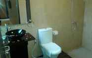 Toilet Kamar 7 Hotel Hanggar 21