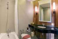 Toilet Kamar Royal Rattanakosin Hotel (SHA Plus+)