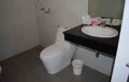 In-room Bathroom 4 Amity Place