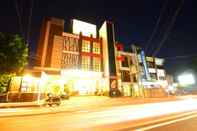 Luar Bangunan Queen City Hotel Banjarmasin (A HARBOUR SIDE HOTEL)