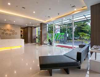 Lobby 2 Whiz Prime Hotel Hasanuddin Makassar