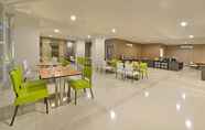 ร้านอาหาร 4 Whiz Prime Hotel Hasanuddin Makassar