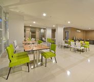 Restaurant 4 Whiz Prime Hotel Hasanuddin Makassar