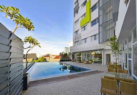 Swimming Pool Whiz Prime Hotel Hasanuddin Makassar