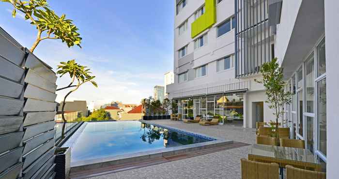 Swimming Pool Whiz Prime Hotel Hasanuddin Makassar