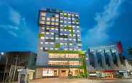 Lobi 2 Whiz Prime Hotel Hasanuddin Makassar