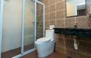 Toilet Kamar 6 Hotel S Bee by Holmes Hotel