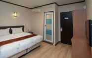 Kamar Tidur 4 Hotel S Bee by Holmes Hotel