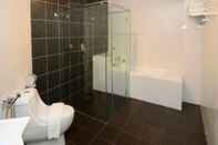 In-room Bathroom Hotel Tebrau CT by Holmes Hotel