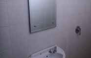 Toilet Kamar 5 The Winner Premier Hotel