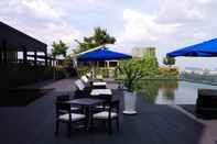 Kolam Renang E.City Hotel