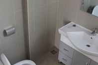 Toilet Kamar UTD Apartments Sukhumvit Hotel & Residence