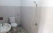 Toilet Kamar 2 Family Garden Homestay