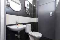 Toilet Kamar Super OYO 251 Intime Hotel