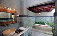 Bilik Mandi dalam Bilik 7 Three Brothers Legian Suite and Villa