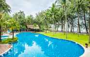 สระว่ายน้ำ 2 Outrigger Khao Lak Beach Resort