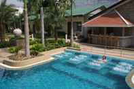 Kolam Renang Thai Garden Resort