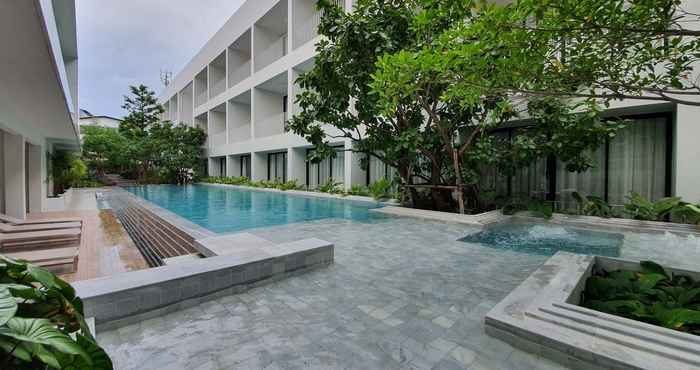 สระว่ายน้ำ CHERN Bangkok Boutique Hostel