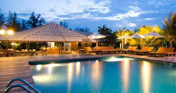 Kolam Renang Lawana Escape Beach Resort