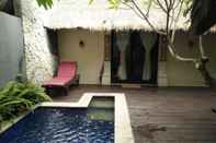 สระว่ายน้ำ Bali Vidi Villa