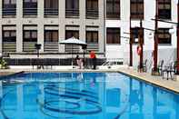 สระว่ายน้ำ Merdeka Palace Hotel & Suites