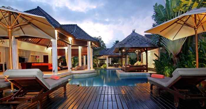 สระว่ายน้ำ Villa Sesari