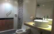 In-room Bathroom 4 Hotel Kharisma 1 Madiun