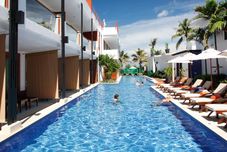 游泳池 La Flora Patong