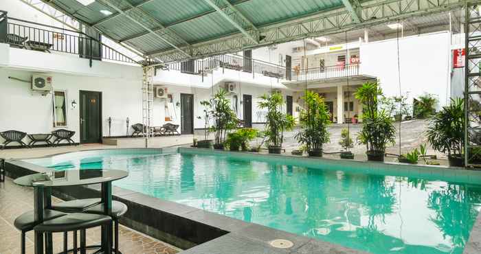 Swimming Pool SUPER OYO 409 Pondok Helomi