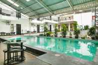 Swimming Pool SUPER OYO 409 Pondok Helomi