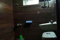 In-room Bathroom Villa Rumah Kayu @Sangkuriang Village