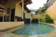 สระว่ายน้ำ Putri Bali Villa