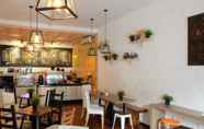 Quầy bar, cafe và phòng lounge 4 Pod House Makassar