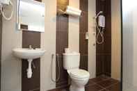 In-room Bathroom 1 Hotel Taman Connaught
