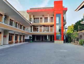 Bên ngoài 2 Hotel Ratna Tuban