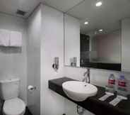 In-room Bathroom 6 favehotel Pekanbaru