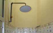 In-room Bathroom 6 Hotel El Tari Indah