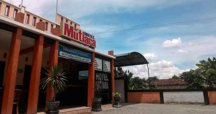 ภายนอกอาคาร Mutiara Hotel & Cafe Ponorogo