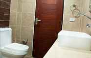 In-room Bathroom 6 Le Platinum Inn