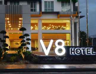 Exterior 2 V8 Hotel