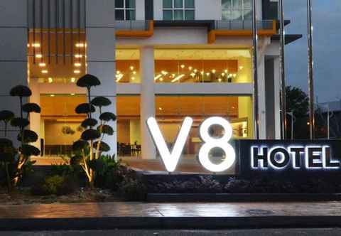 Bangunan V8 Hotel