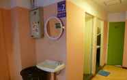 Toilet Kamar 6 Sawasdee Welcome Inn