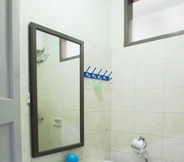 In-room Bathroom 2 Hotel Pelita