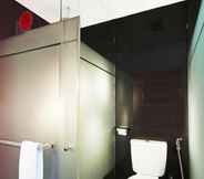 In-room Bathroom 6 Zoom Inn Boutique Hotel Danga Bay