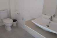 Toilet Kamar Moon Travel Guesthouse