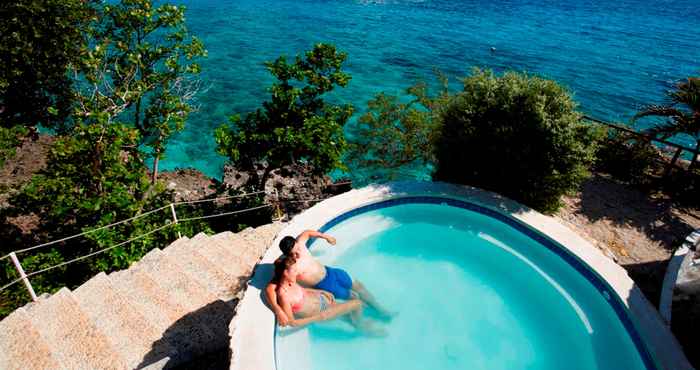 Kolam Renang Bluewater Sumilon Island Resort