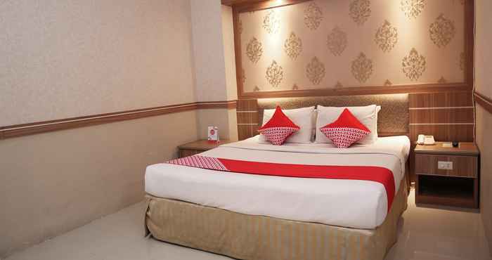 Kamar Tidur Super OYO 742 Mona Plaza Hotel