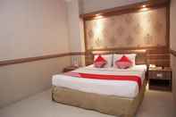 Kamar Tidur Super OYO 742 Mona Plaza Hotel