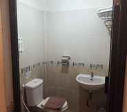 In-room Bathroom 7 Hotel Pundi Rezeki 2