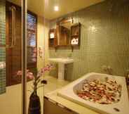 In-room Bathroom 4 Shewe Wana Suite Resort